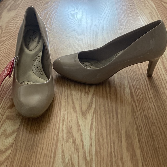 Beige heels - Picture 3 of 3